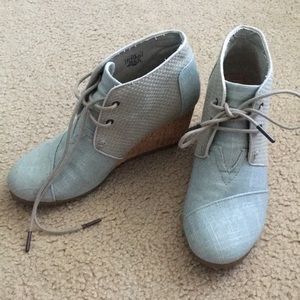 Toms lace up Wedges. great condition.